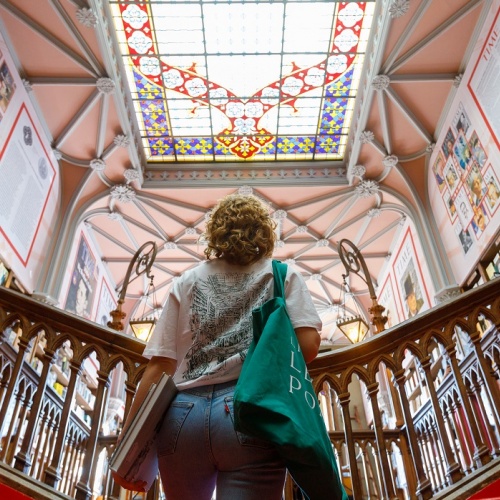 T-shirts and tote bags Livraria Lello all around the world